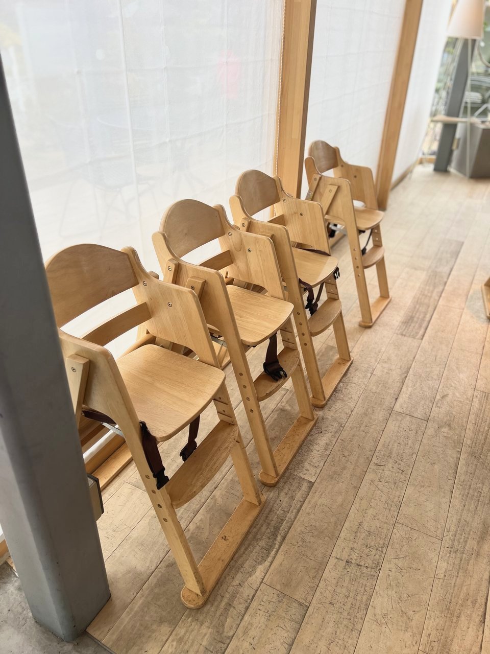 木の子ども用の椅子が並ぶ店内