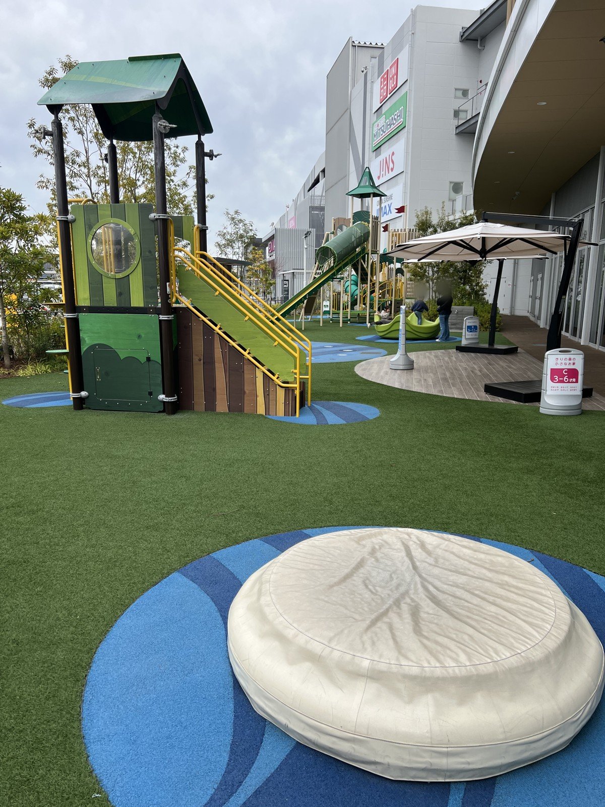 小さな子向けの「きりの森の小さなお家」と、白いふわふわの「ベッドジャンパー」