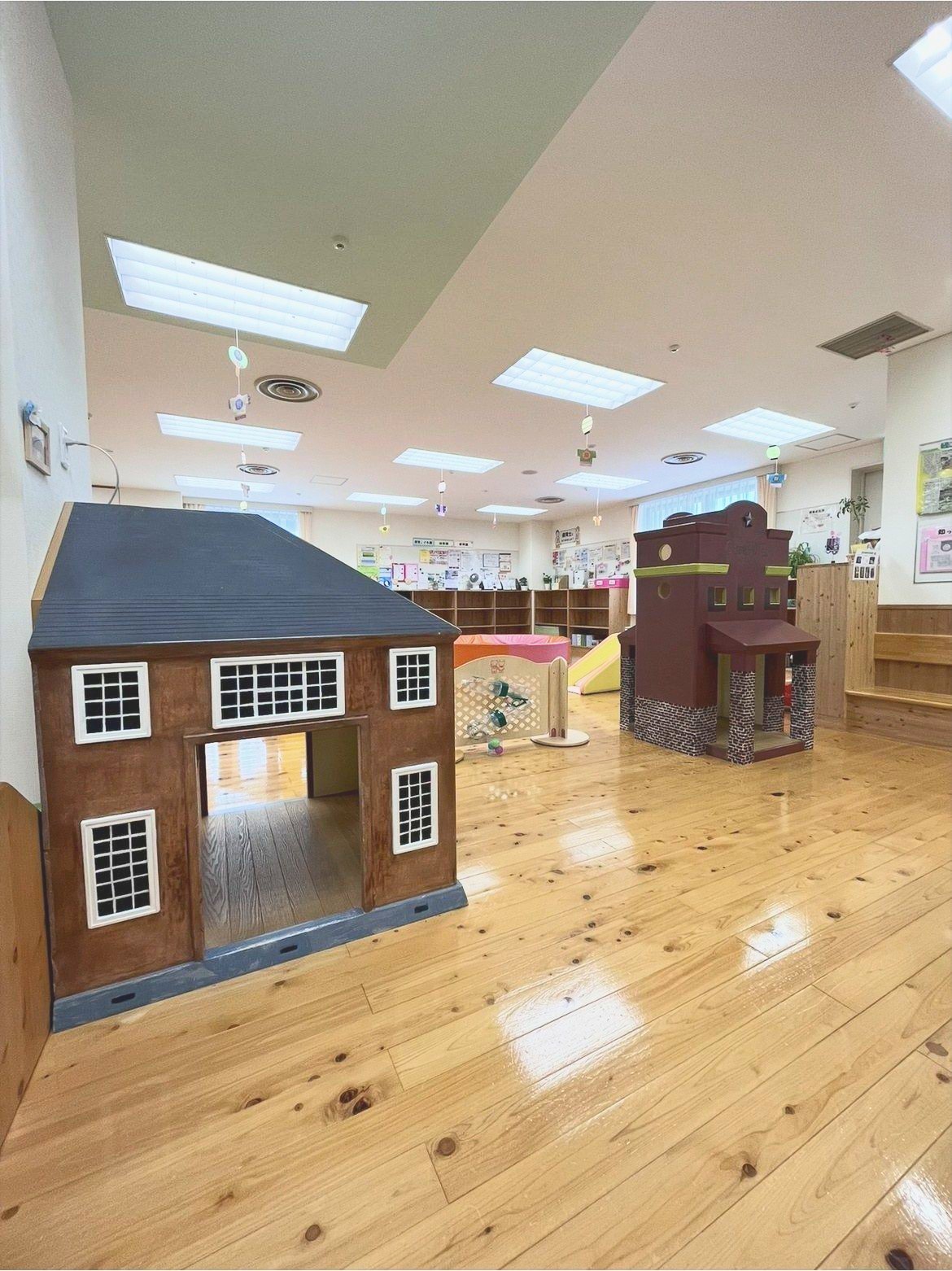 くぐって遊べる建物のミニチュア