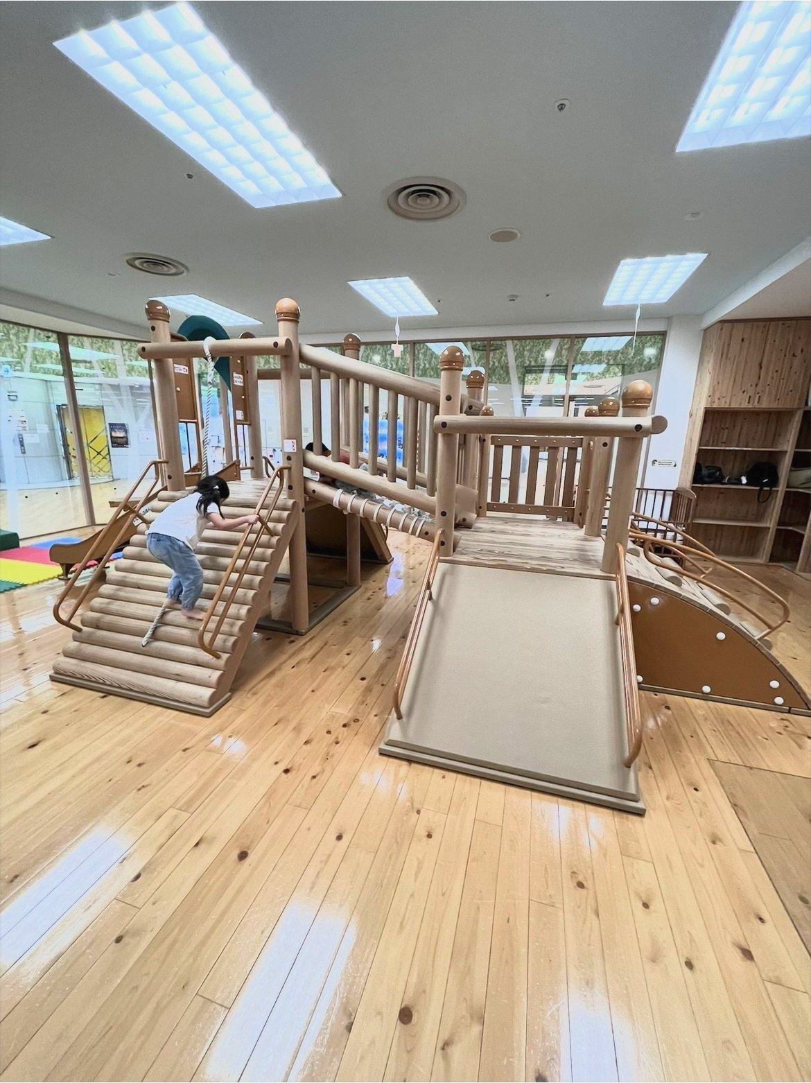 あいっく(河内長野)は無料で遊べる?1歳と3歳で行った、木のぬくもりのある屋内の遊び場