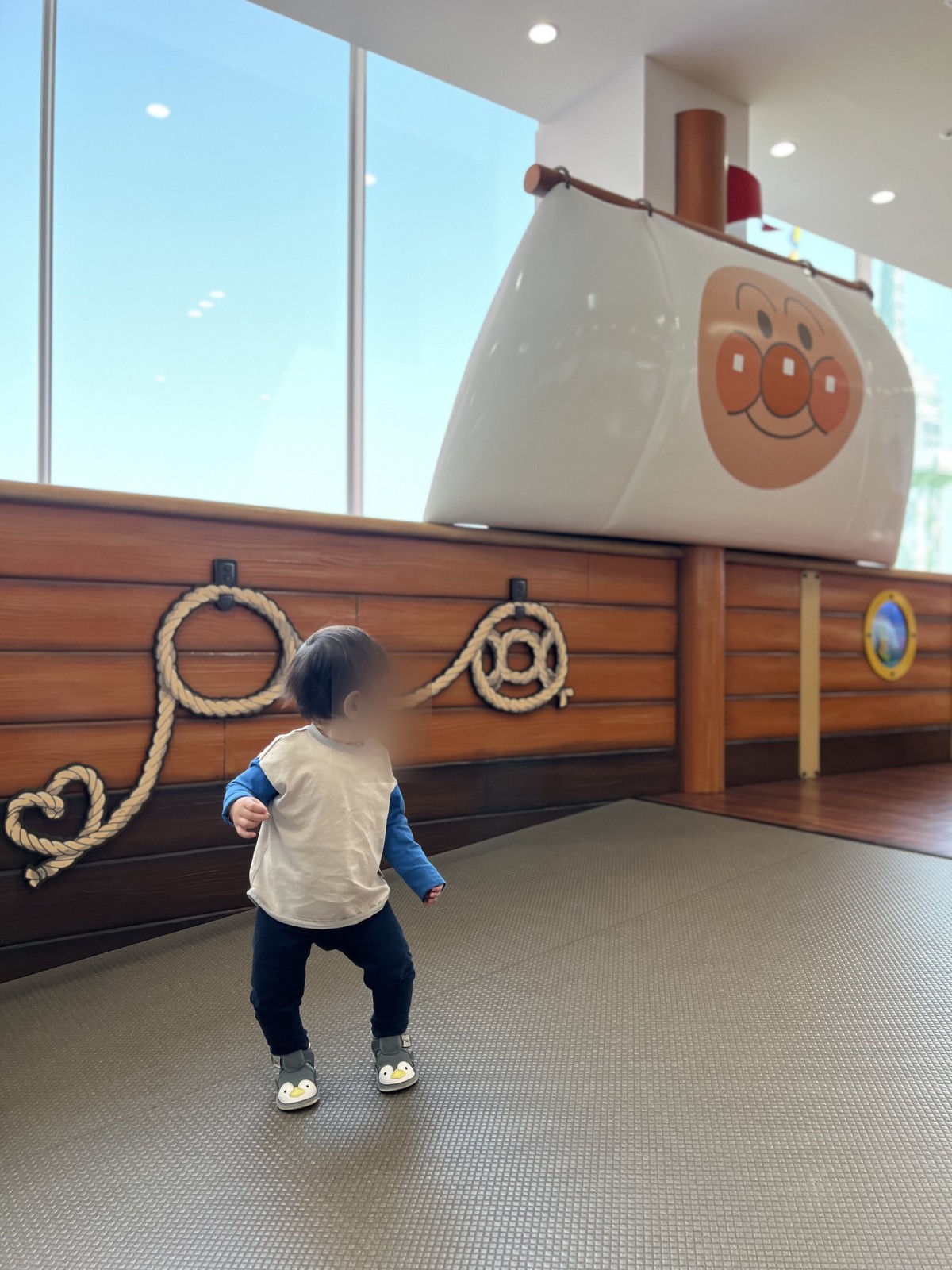 アンパンマンの帆がついた大きな船の遊具