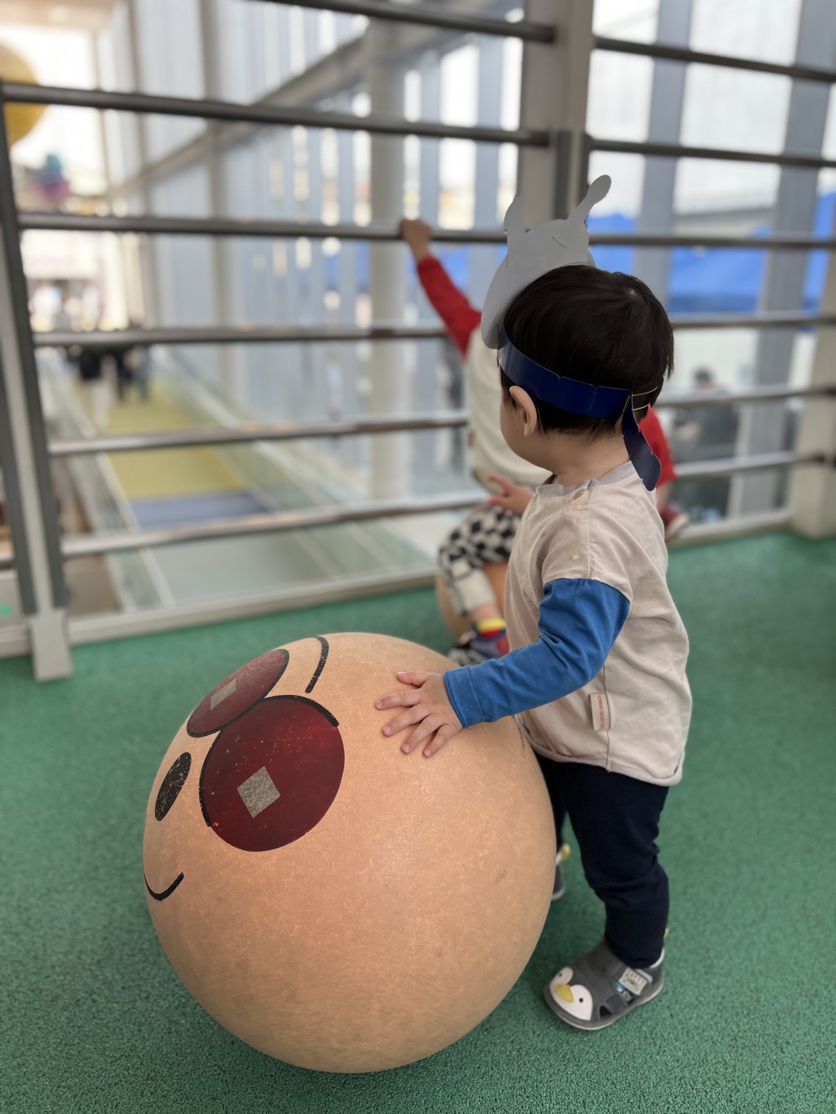 アンパンマンの顔が描かれた大きなボール