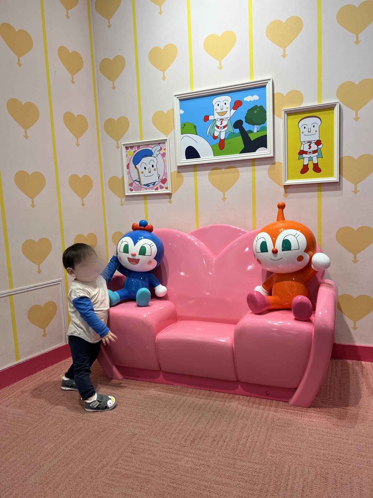 ピンクのソファに座るドキンちゃんとコキンちゃんの人形