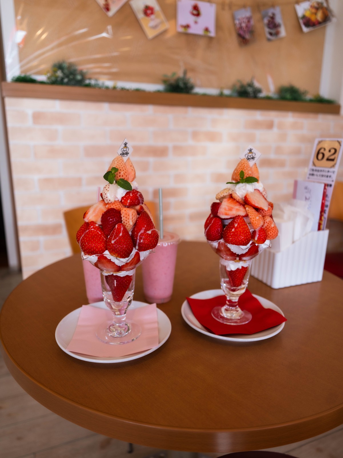 いちごが山盛りのパフェ2つと、いちごのドリンク