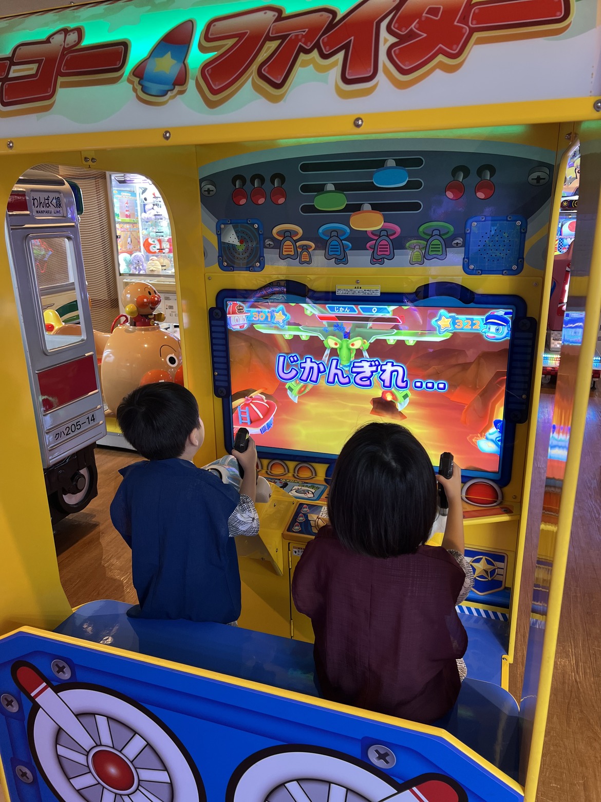 館内のゲームコーナーで遊ぶ子どもたち