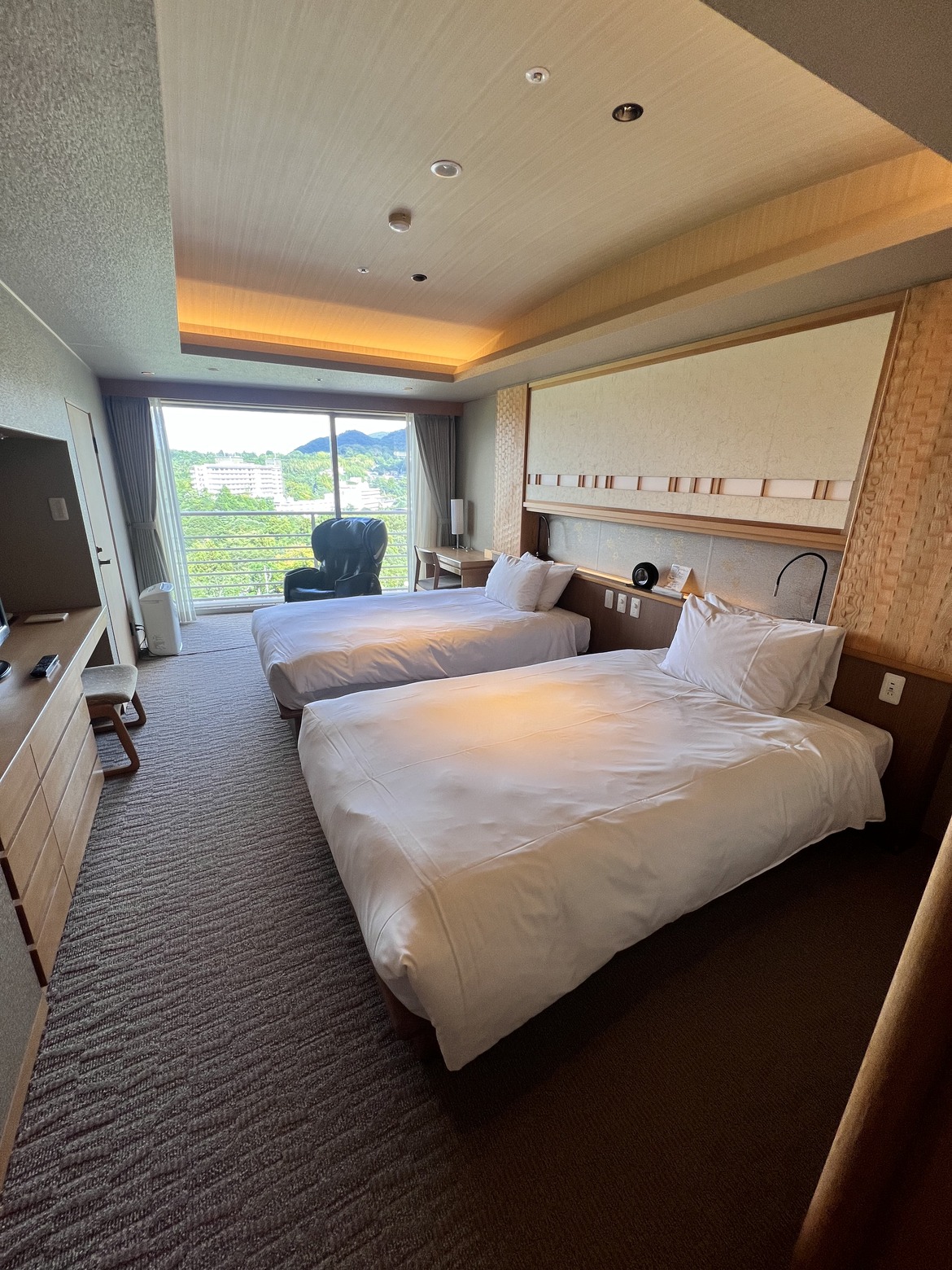 宿泊したお部屋。ベッドの奥に広縁と大きな窓がある