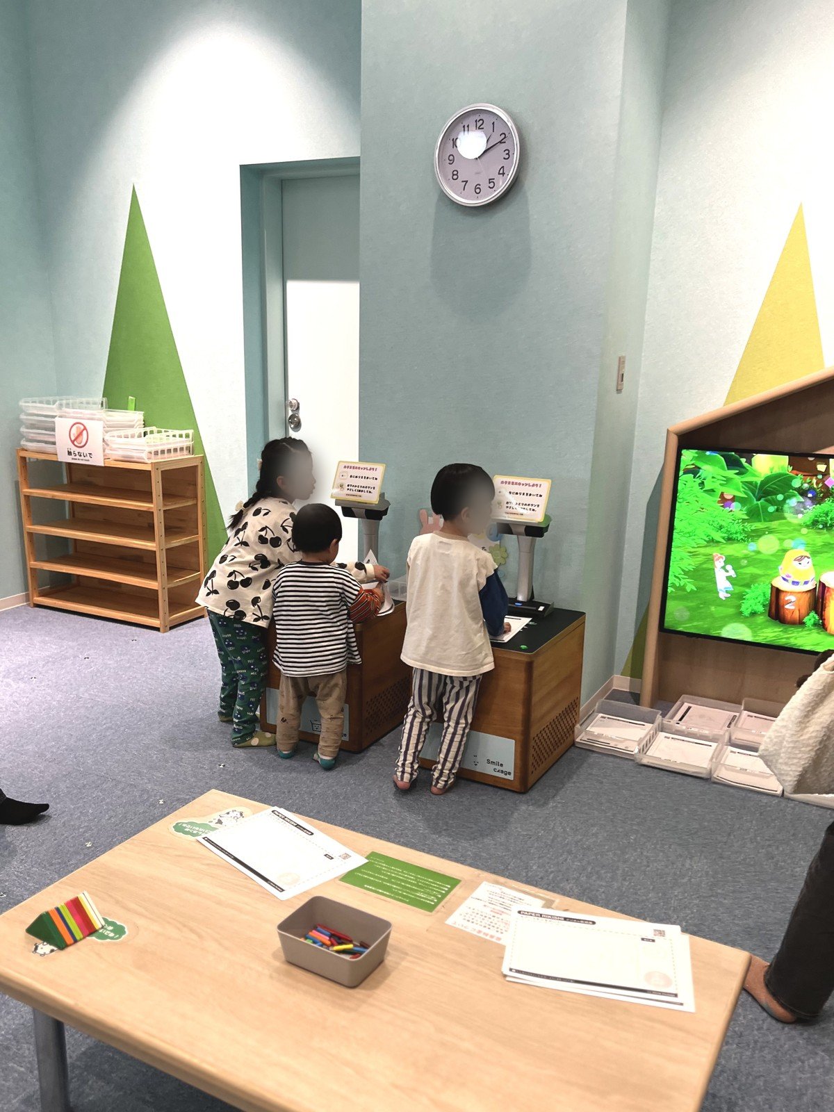 描いたぬりえをスキャナーで読み込む子どもたち