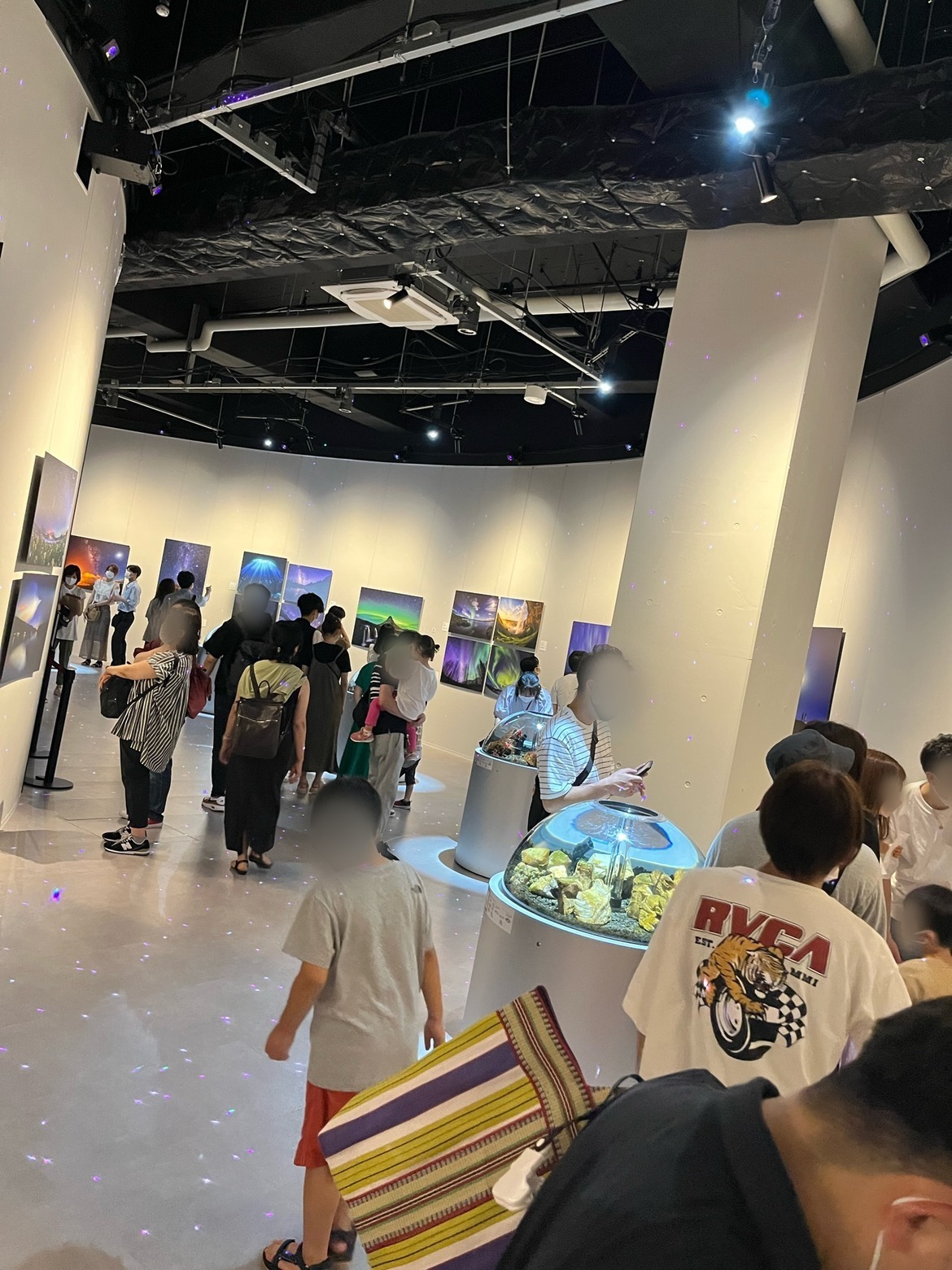 来館者でにぎわう写真展示のフロア