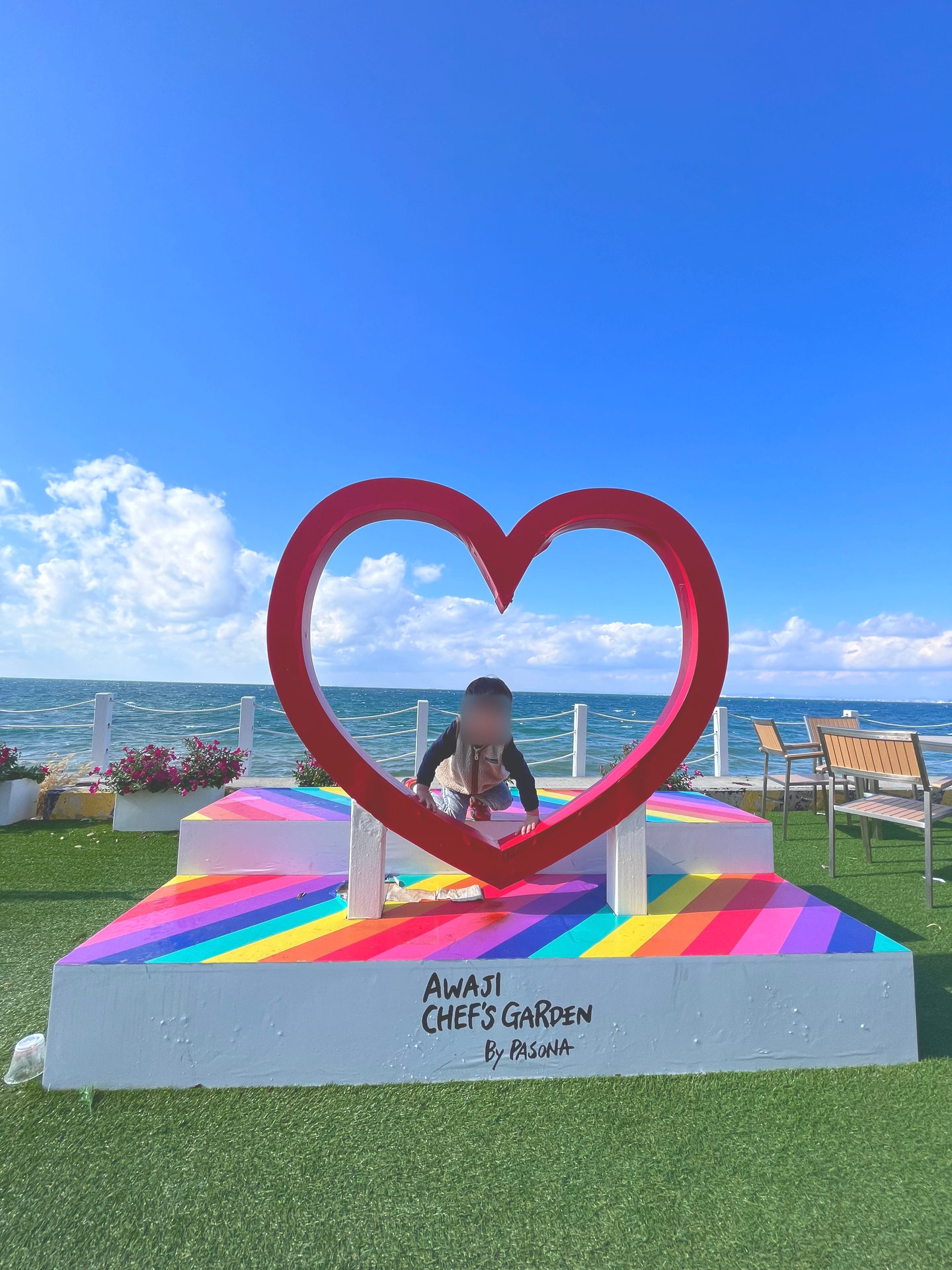 海を背景にした赤いハートの写真スポット