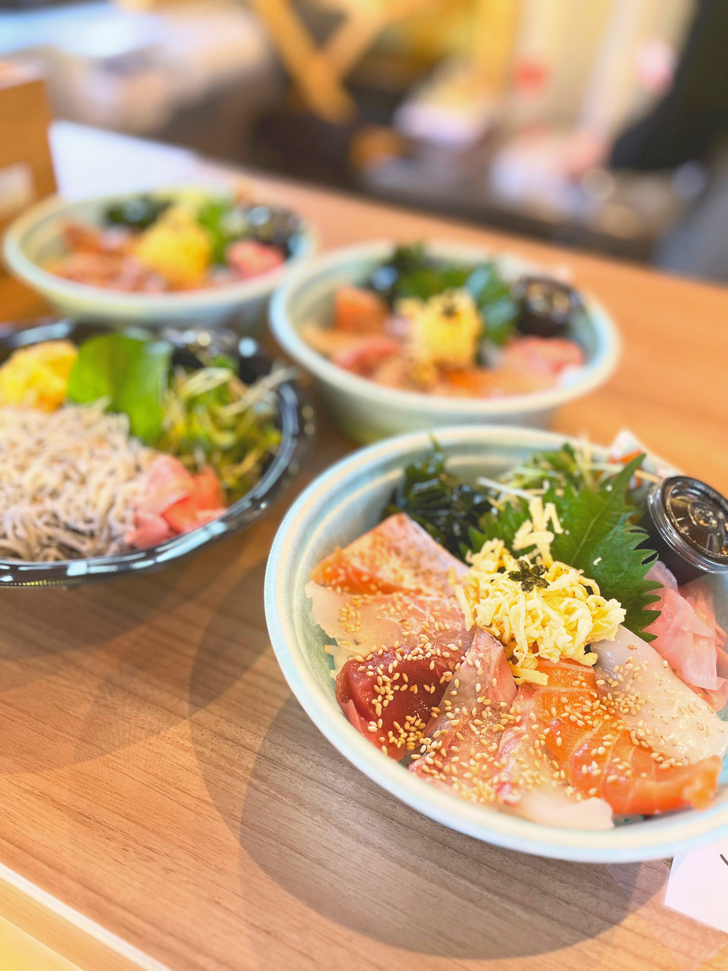 テーブルに並べた海鮮丼としらす丼