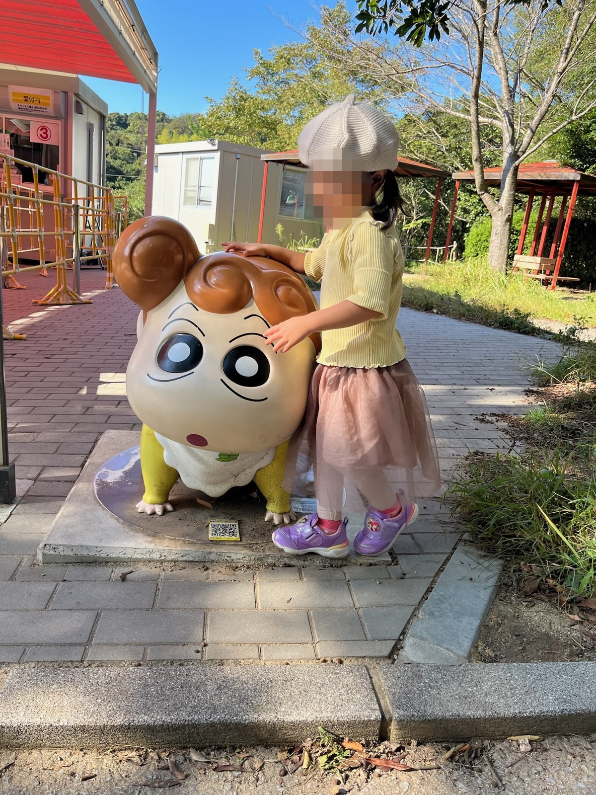 オブジェに手を伸ばす子ども