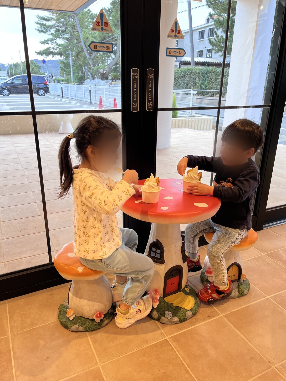 きのこ型の椅子と小さなテーブルのキッズスペース
