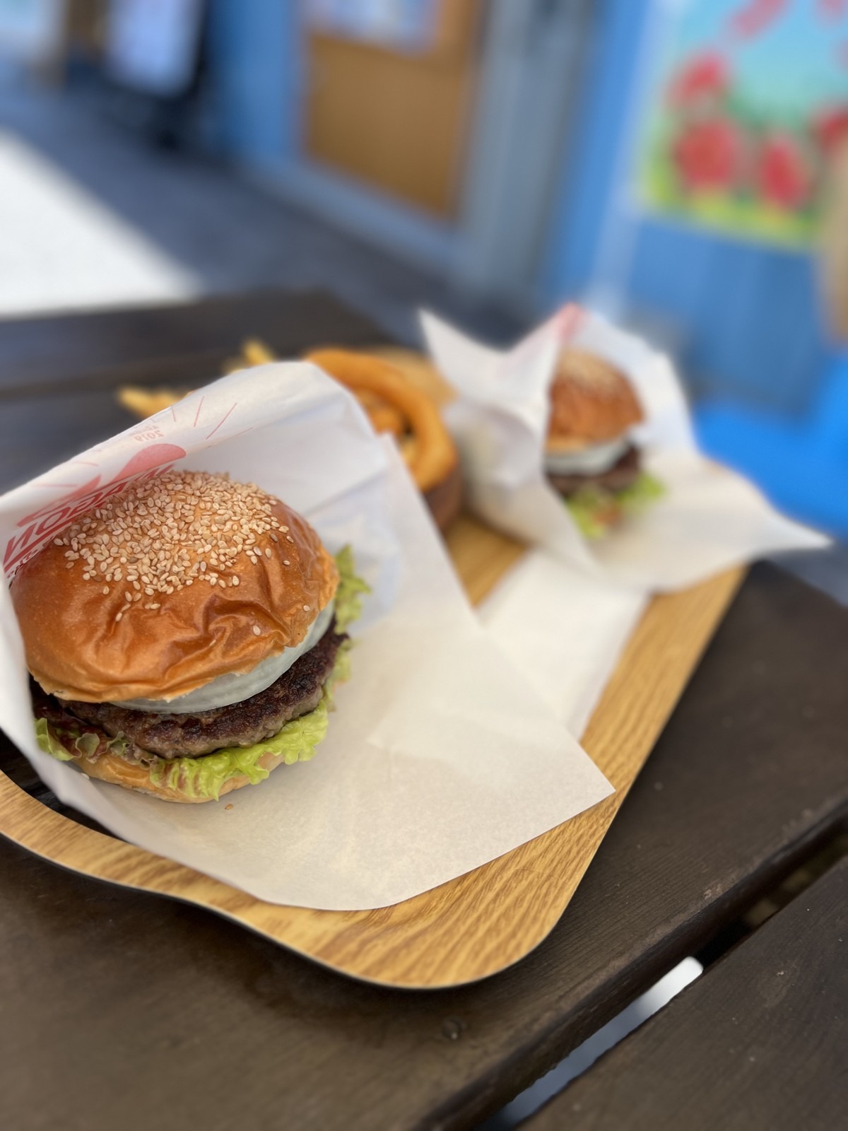 レッドワゴンのハンバーガーとポテト