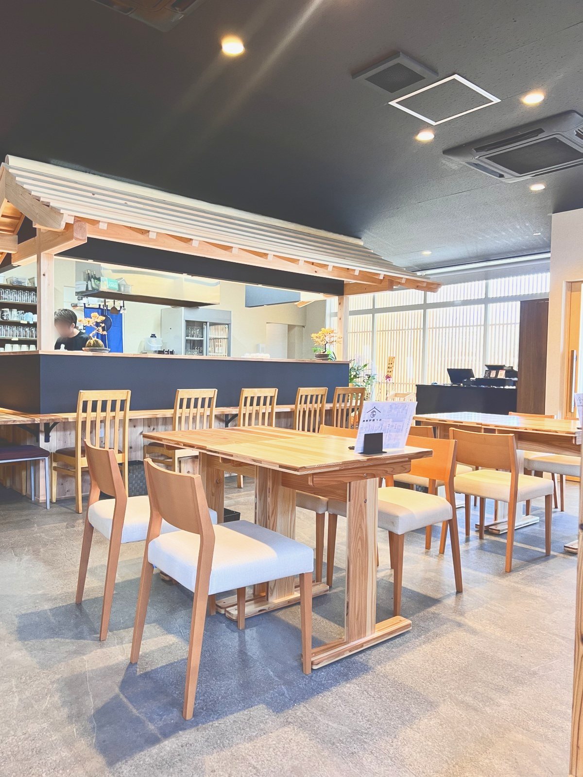 テーブル席が並ぶ店内