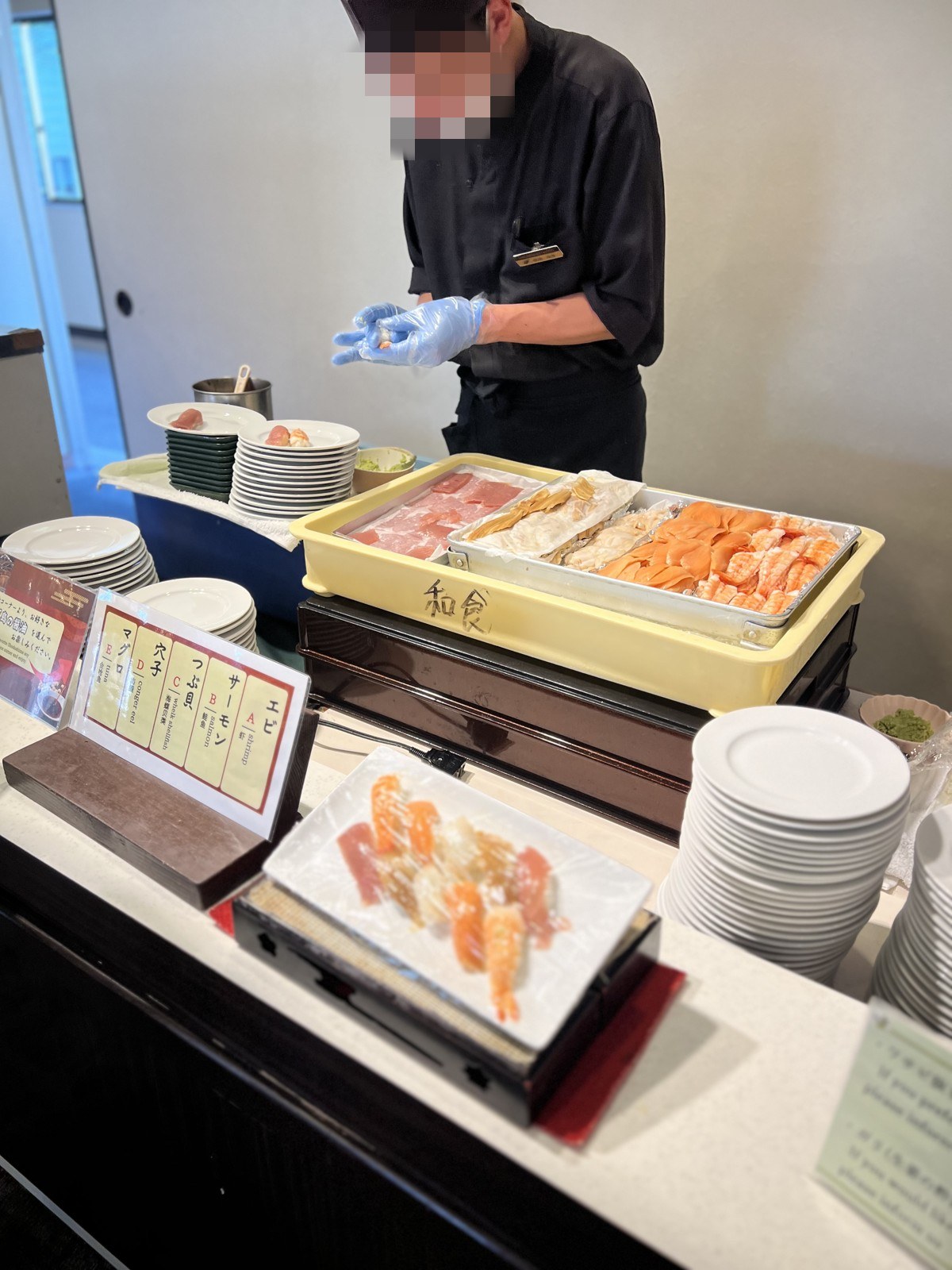 ライブキッチンで盛り付けられる海鮮