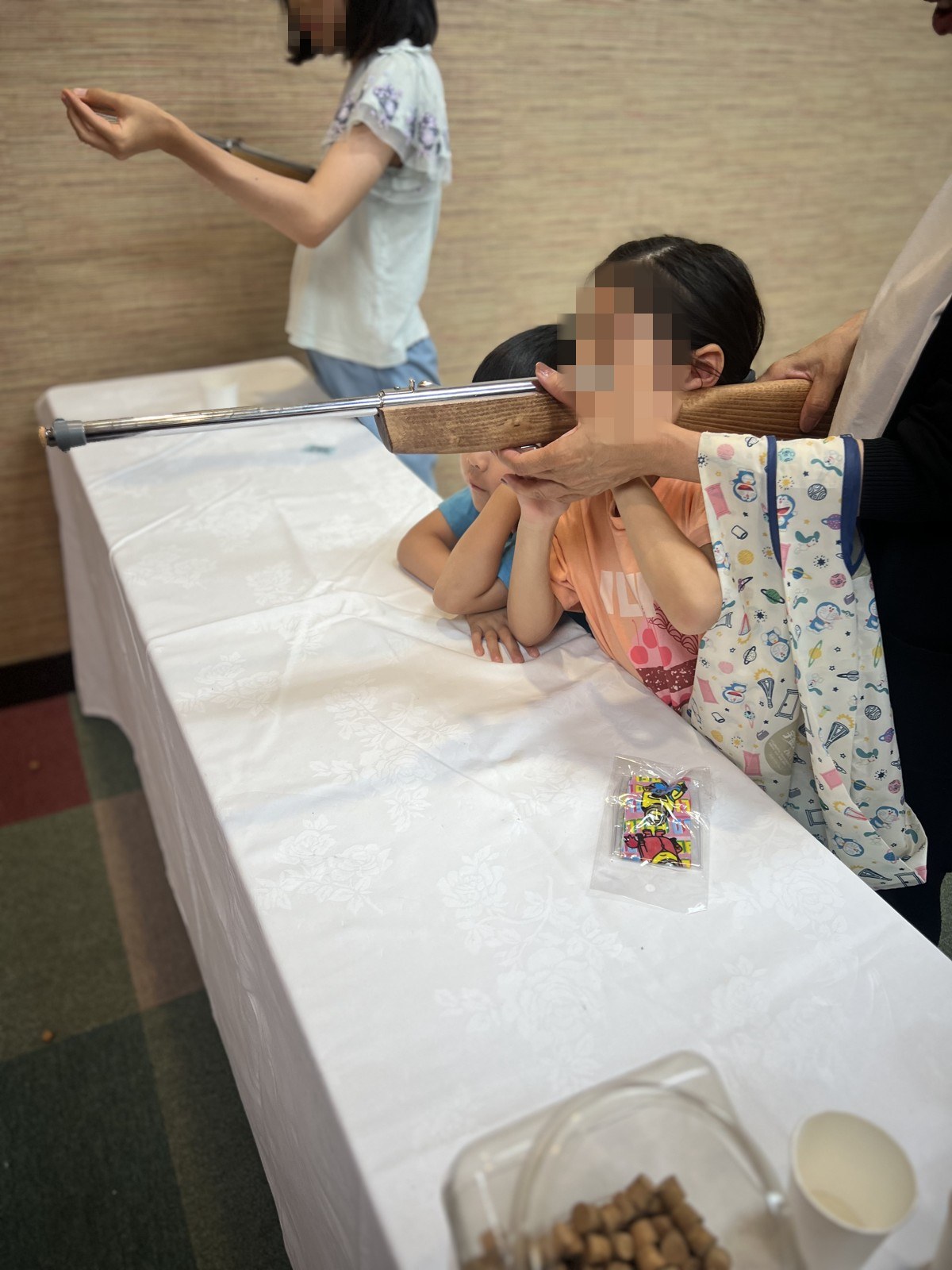 紙細工をする子どもたち