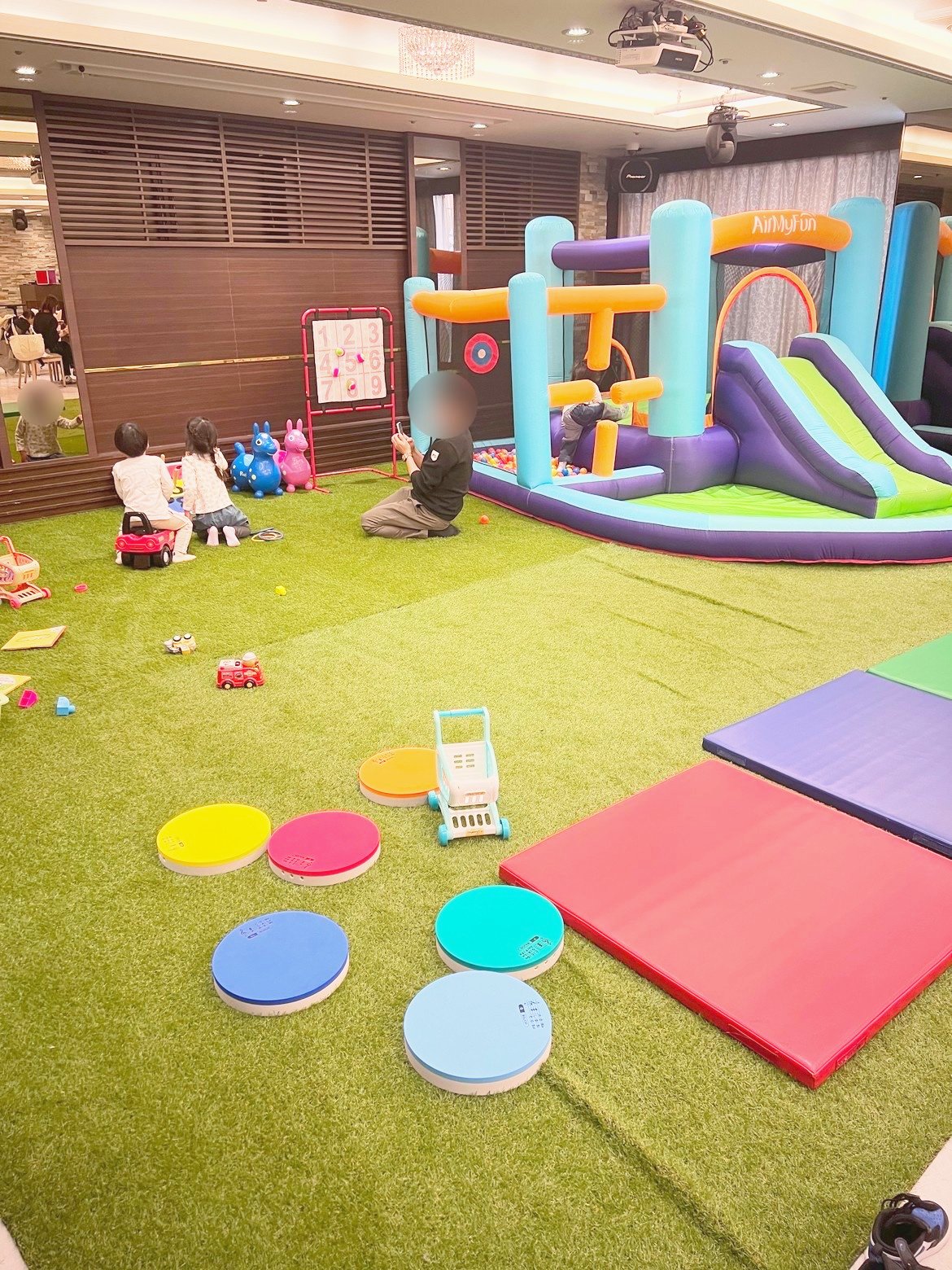 べるべるパークなんば道頓堀店は小さい子連れで使える?大人1人につき子ども2人無料の屋内あそび場