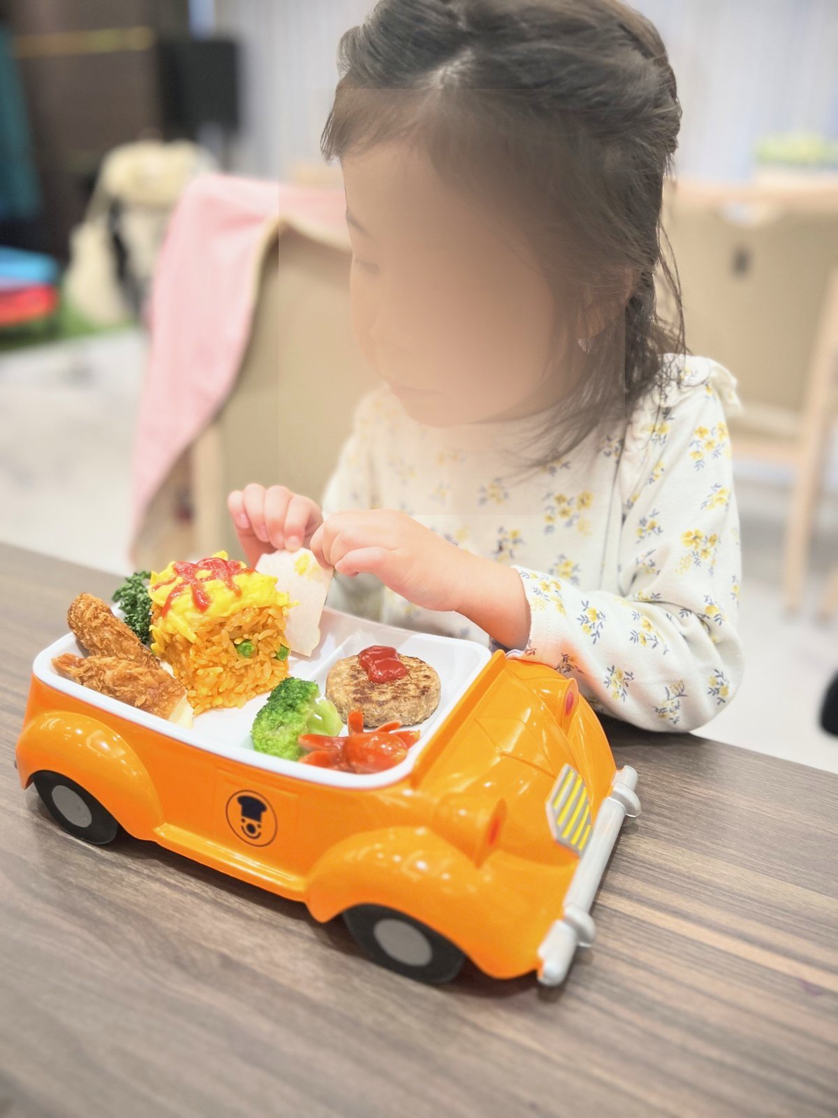 くるま型のプレートに盛られたおこさまセット