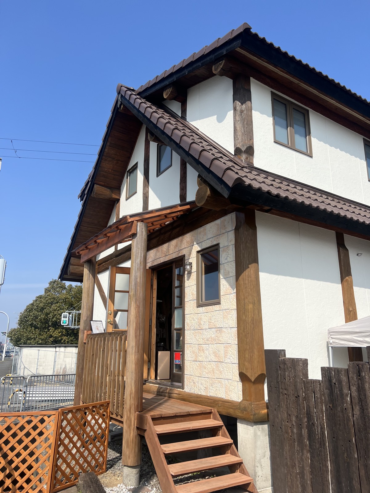 木のぬくもりのある2階建ての建物