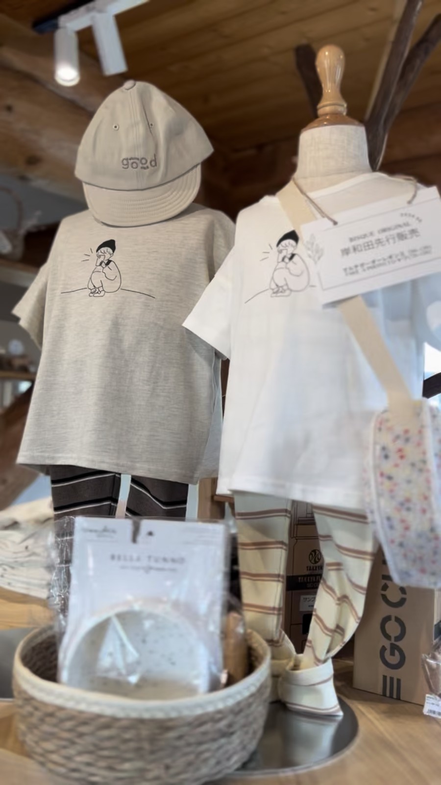 子ども服とキャップの陳列