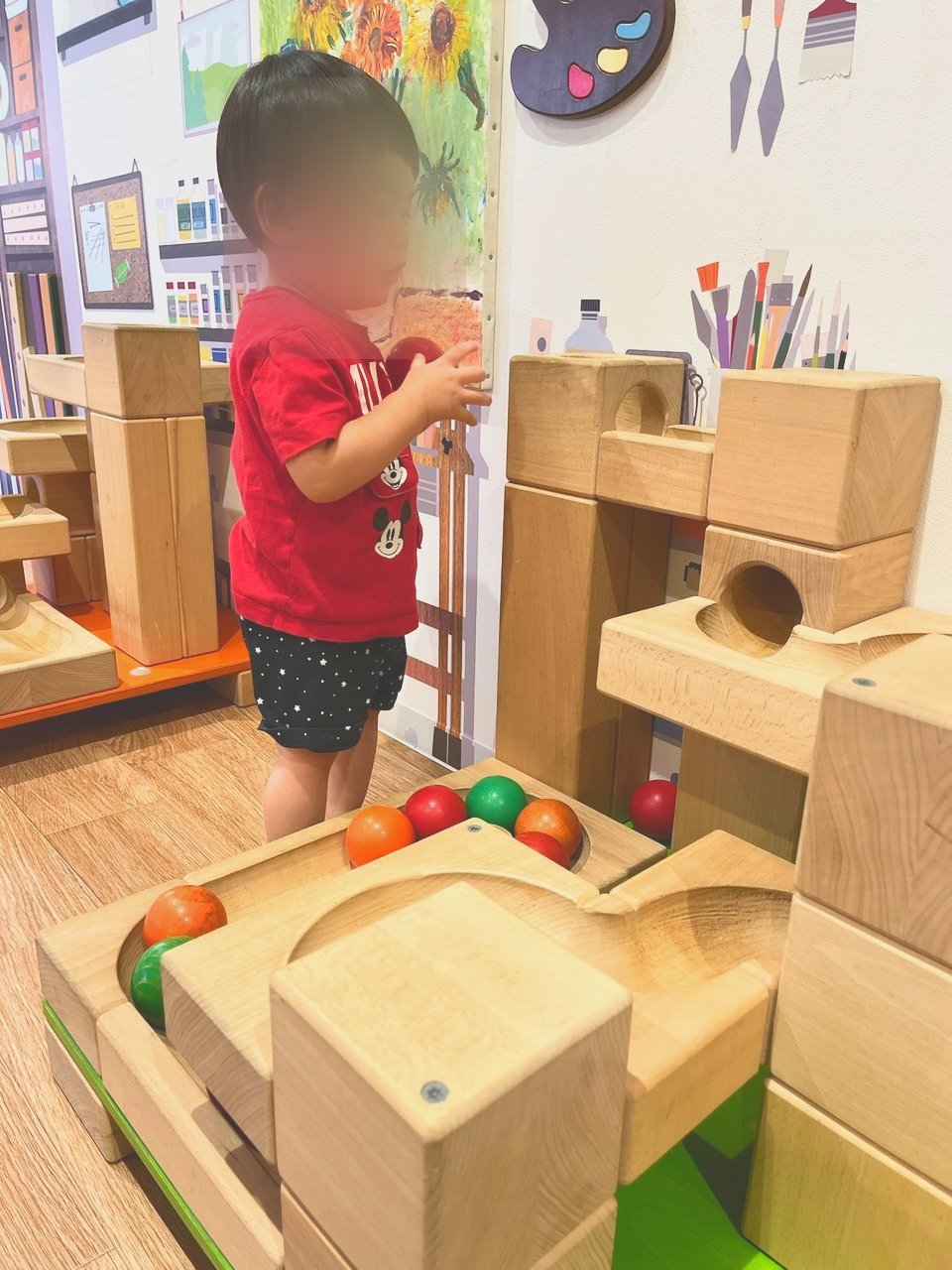 大きな木の積み木でボールの道を作る