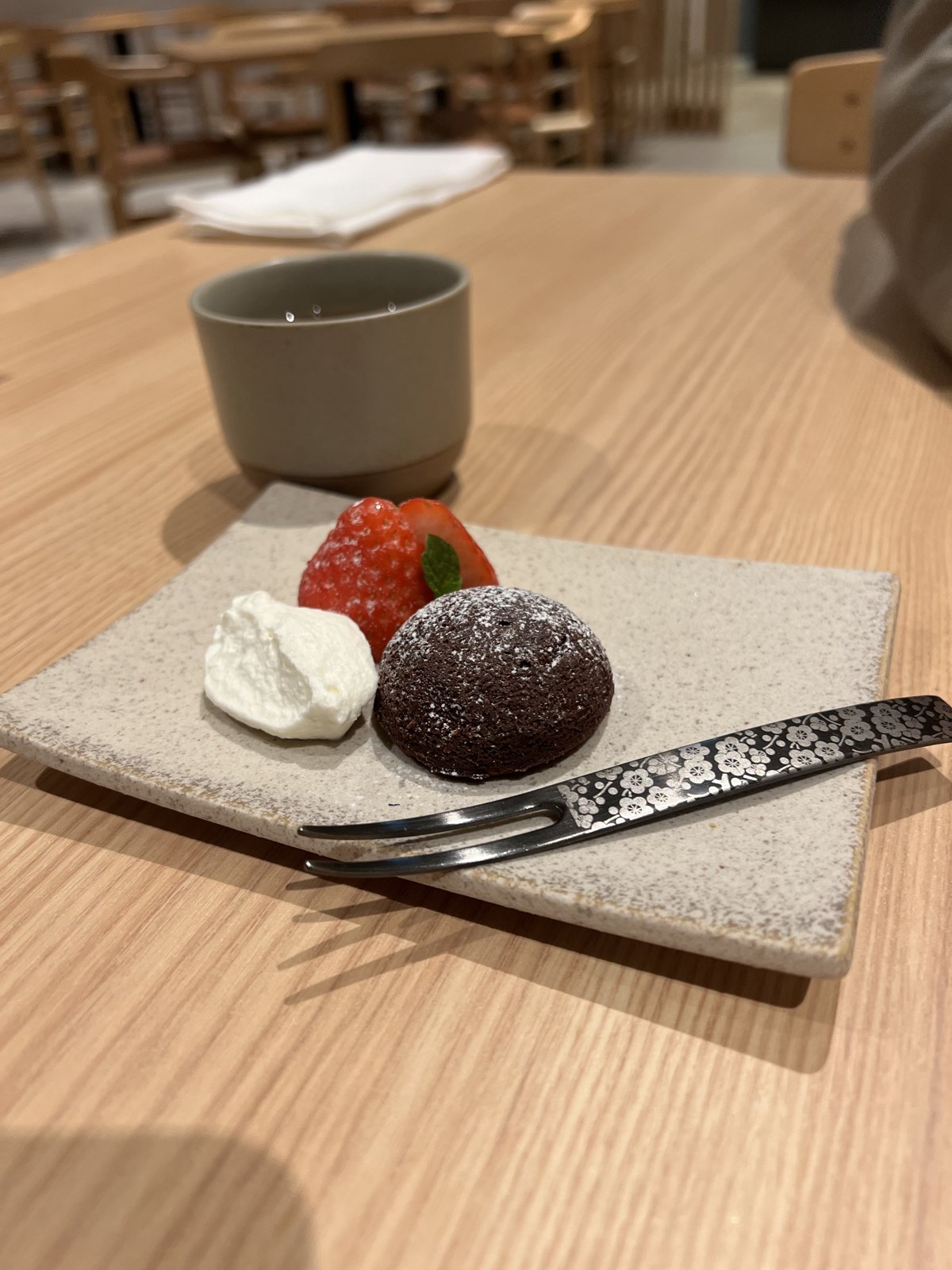 いちごとクリームを添えたガトーショコラ