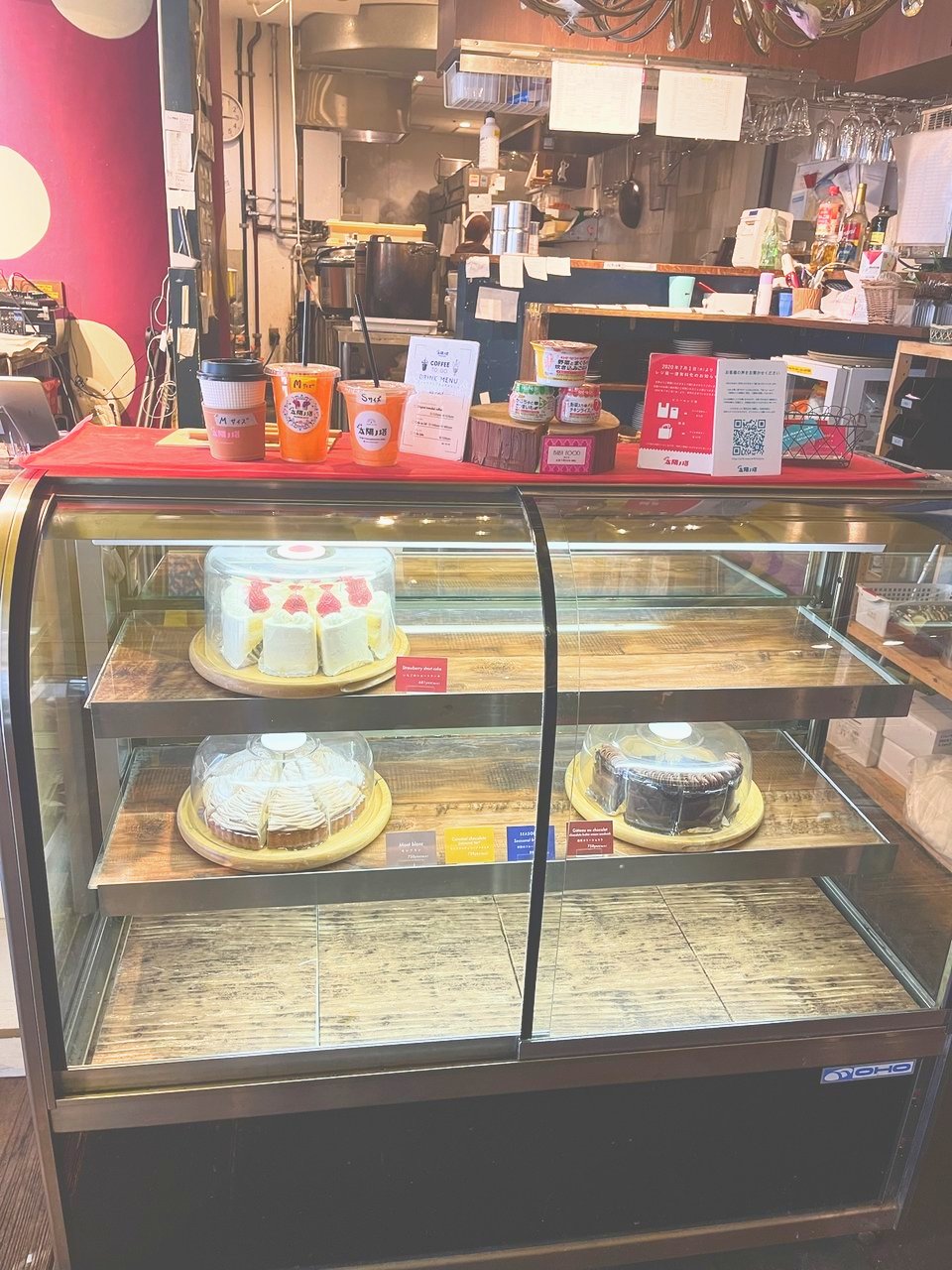 ショーケースに並んだホールケーキ
