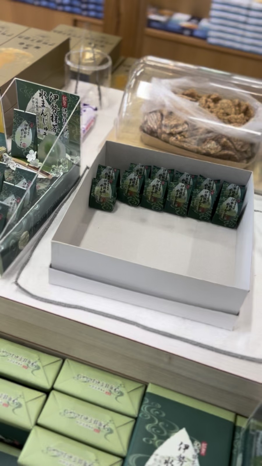 「伊勢抹茶水まんじゅう」などの試食が並ぶ台