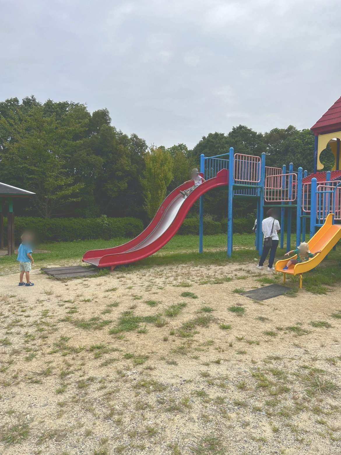 長い滑り台と小さい子向けの滑り台
