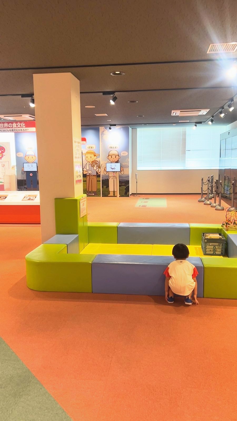 展示室のソファと遊びのコーナー