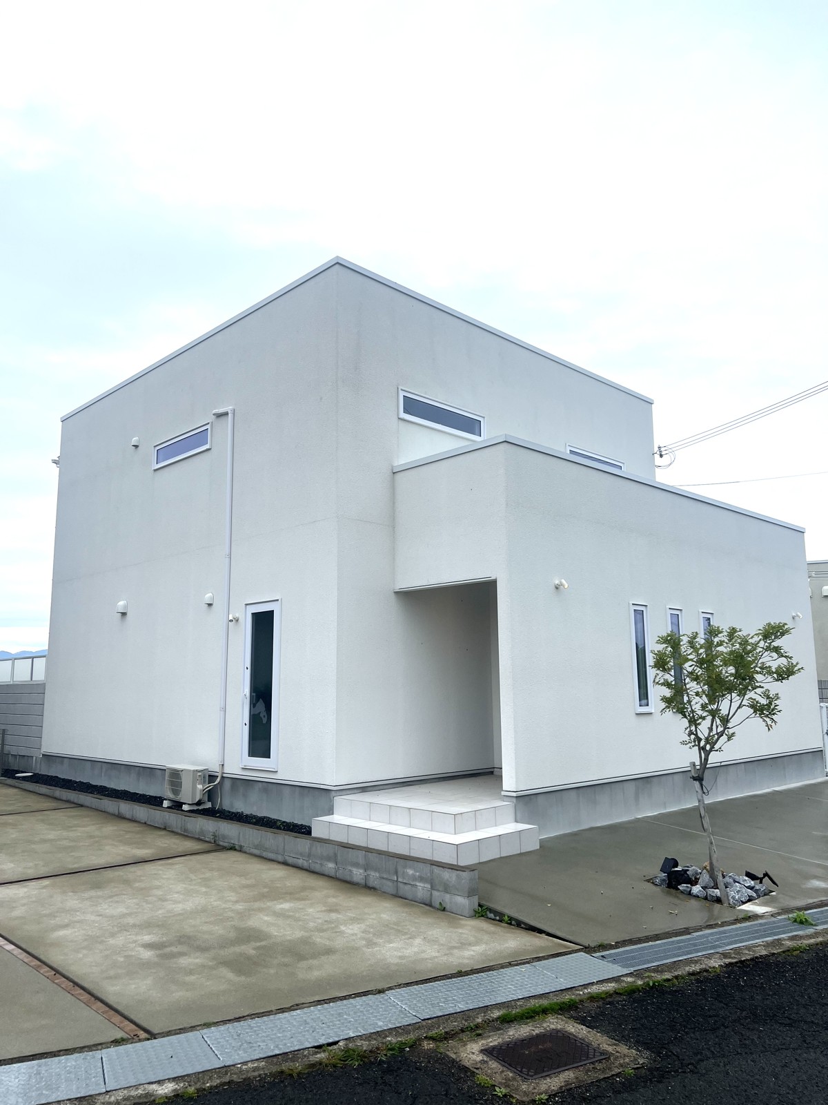 白い外観の宿泊棟