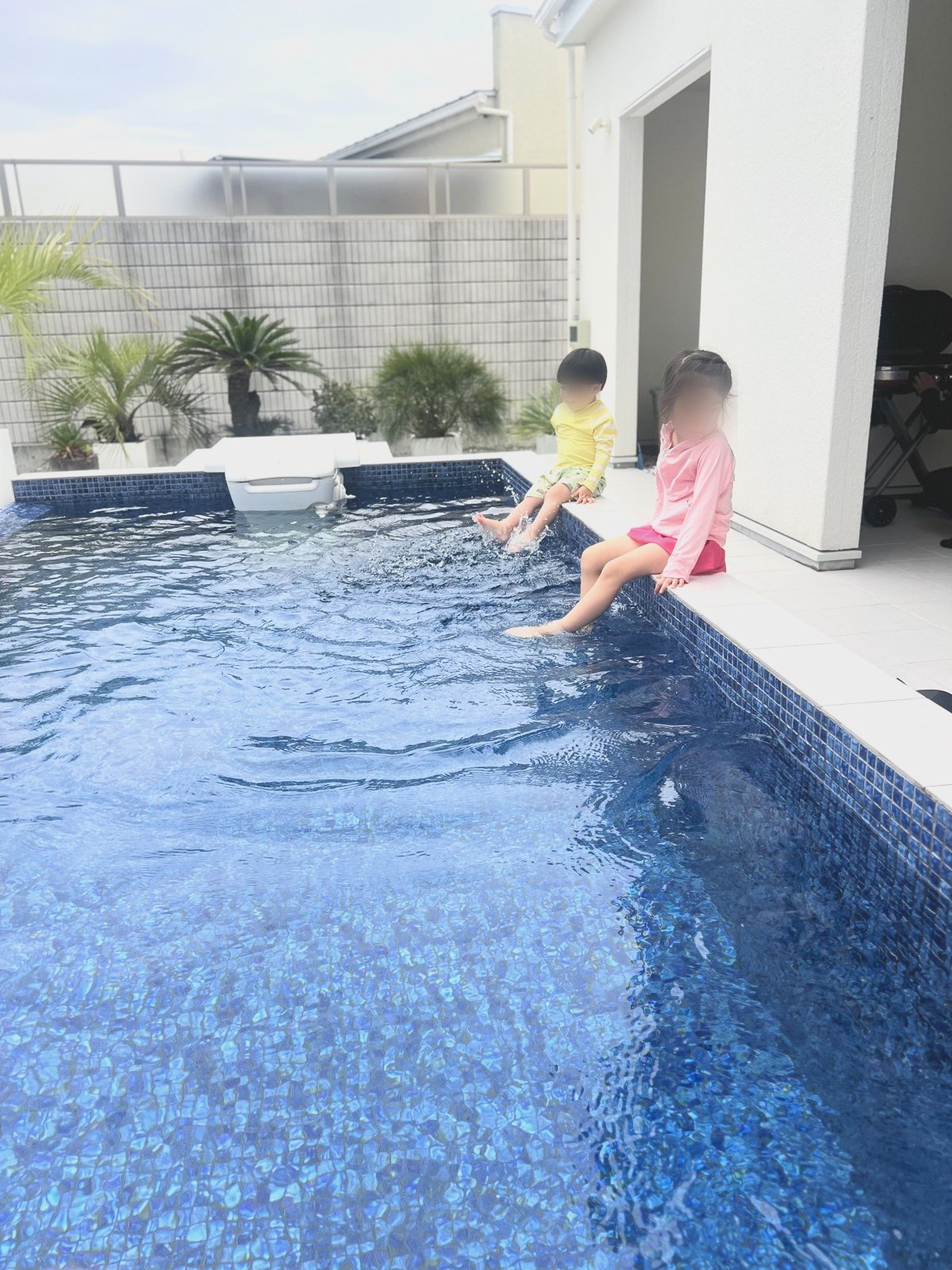 プールに足を入れる子どもたち