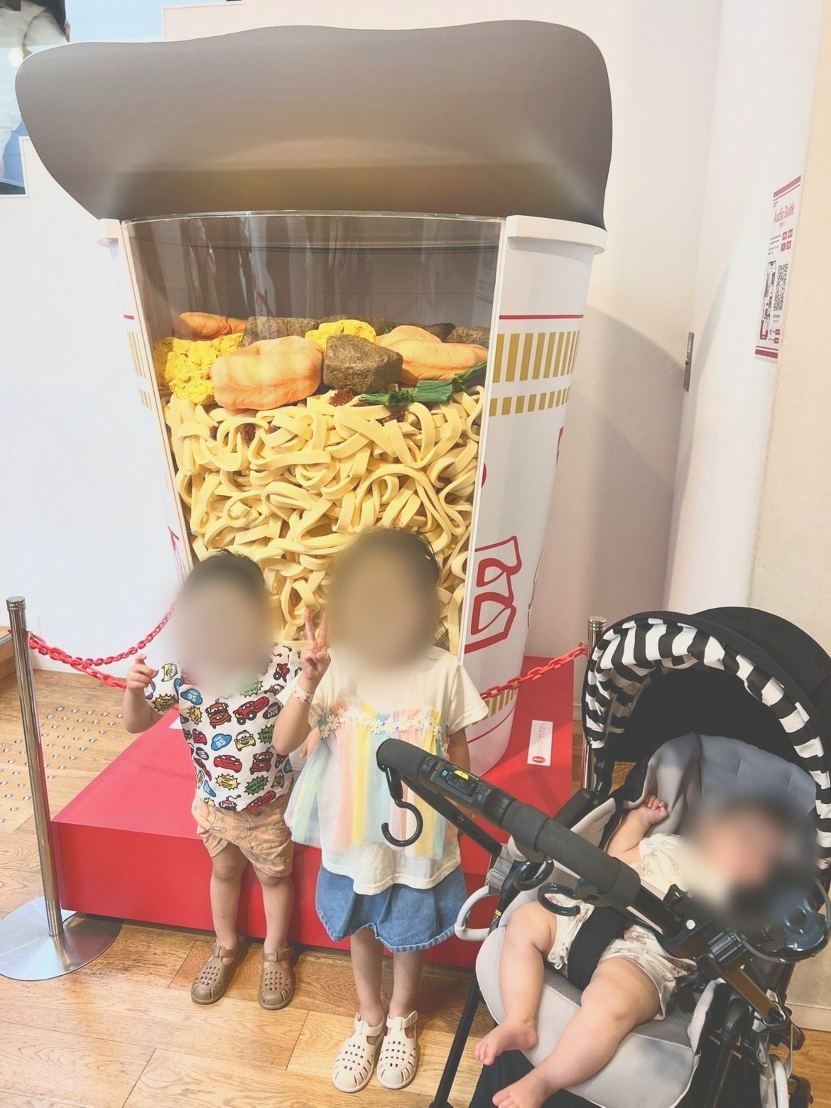 人の背より大きい巨大なカップヌードル