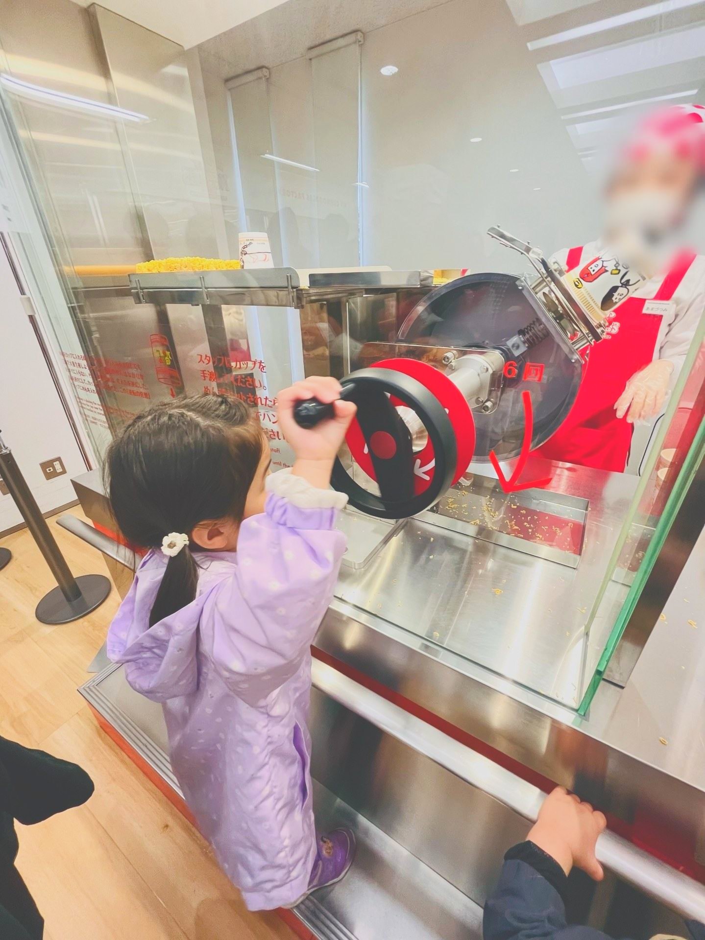 製麺機のハンドルを自分で回す