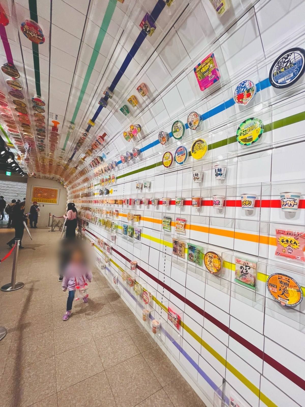 天井まで続く歴代カップ麺の通路