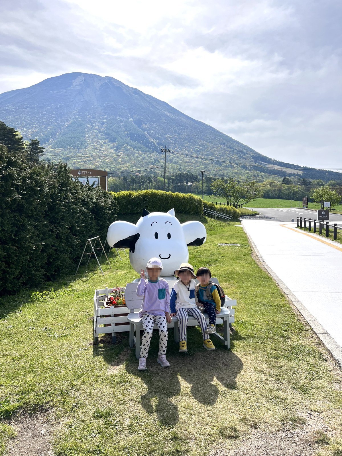 大山を背にしたゾウのベンチに座る子どもたち