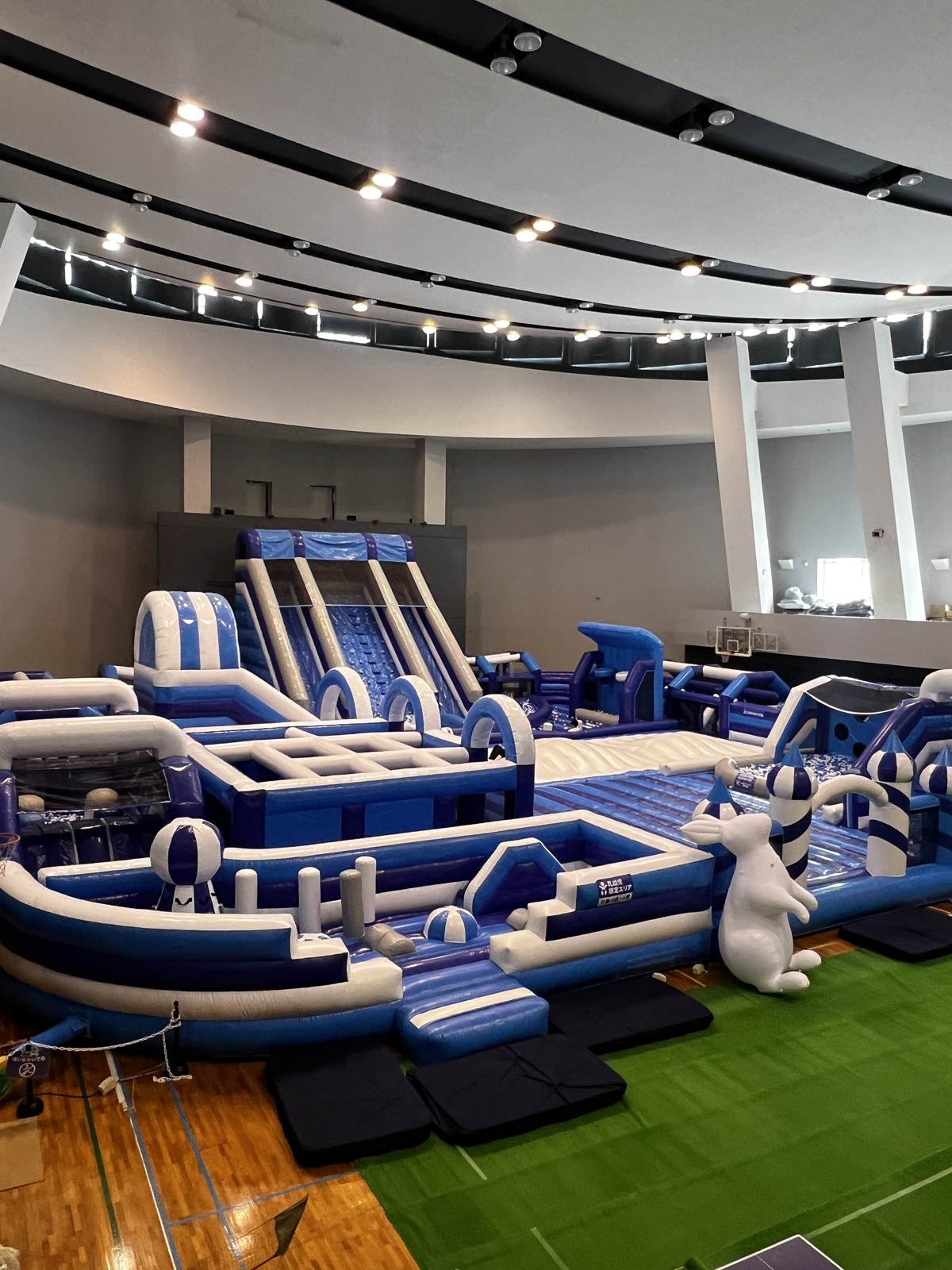 屋内の大型エア遊具が並ぶHIYOSHI PLAY ARENA