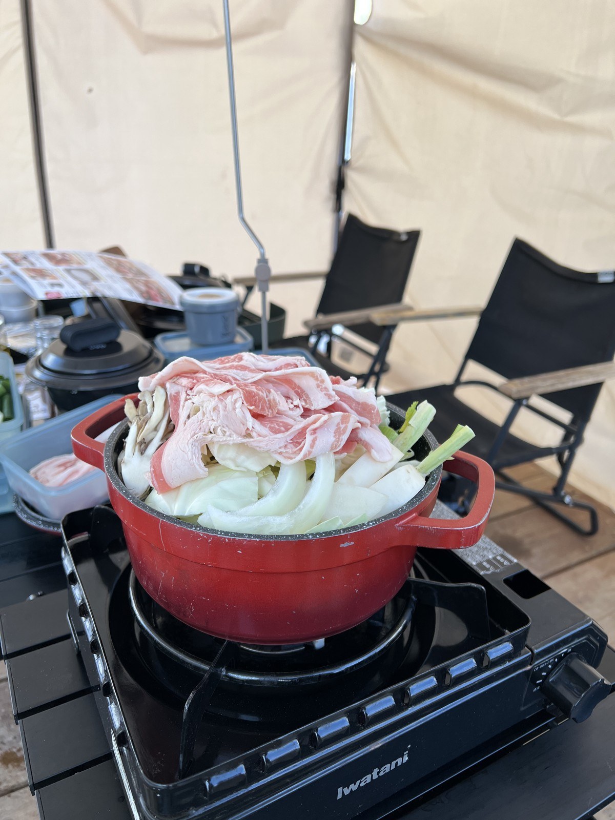 カセットコンロにかけた鍋