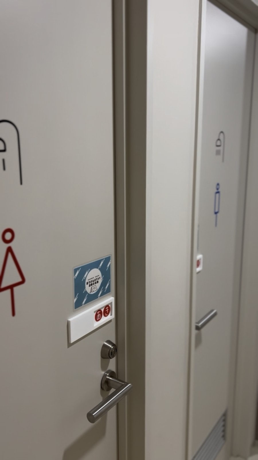 宿泊者専用の札が貼られたトイレの扉