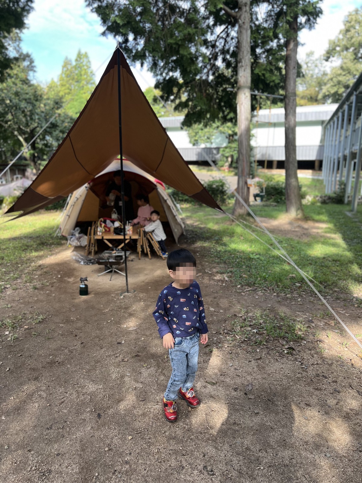 木立の下に立てられたティピー型の屋外テント