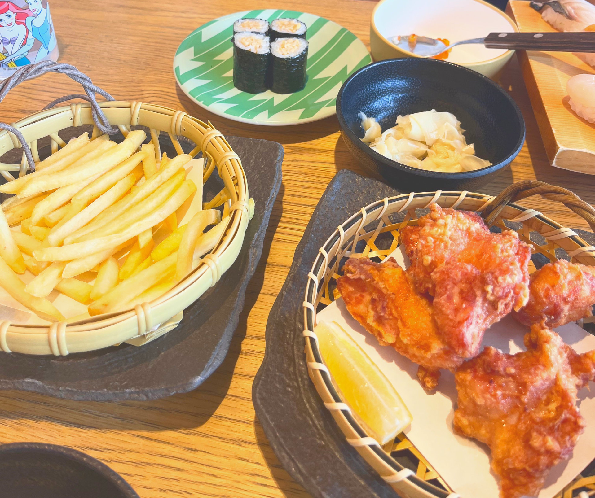 テーブルに並んだ唐揚げやポテトなどの料理