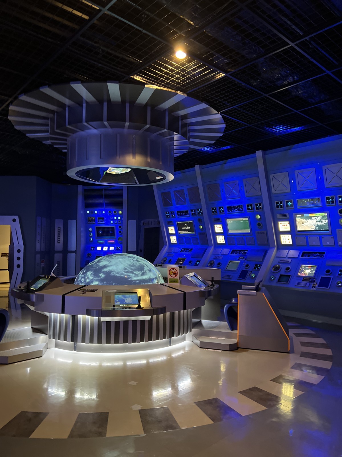 宇宙船のコックピットのような展示室