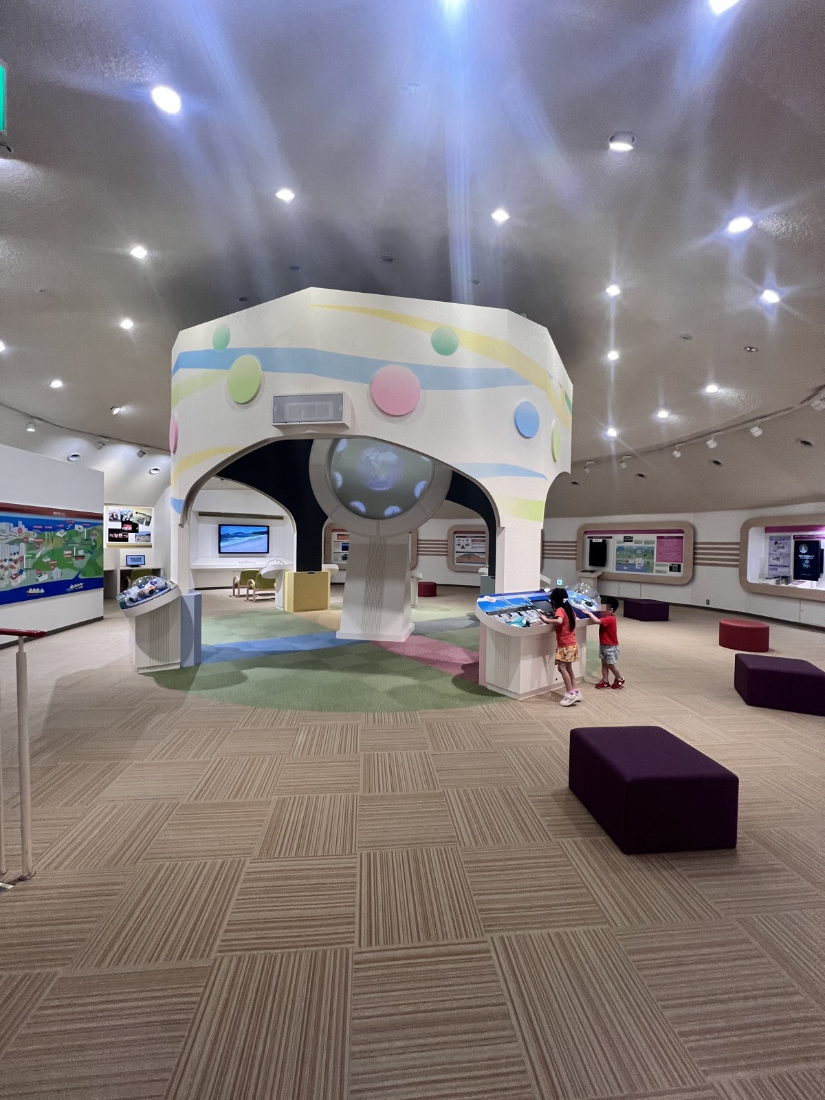 丸いトンネル型の展示スペース