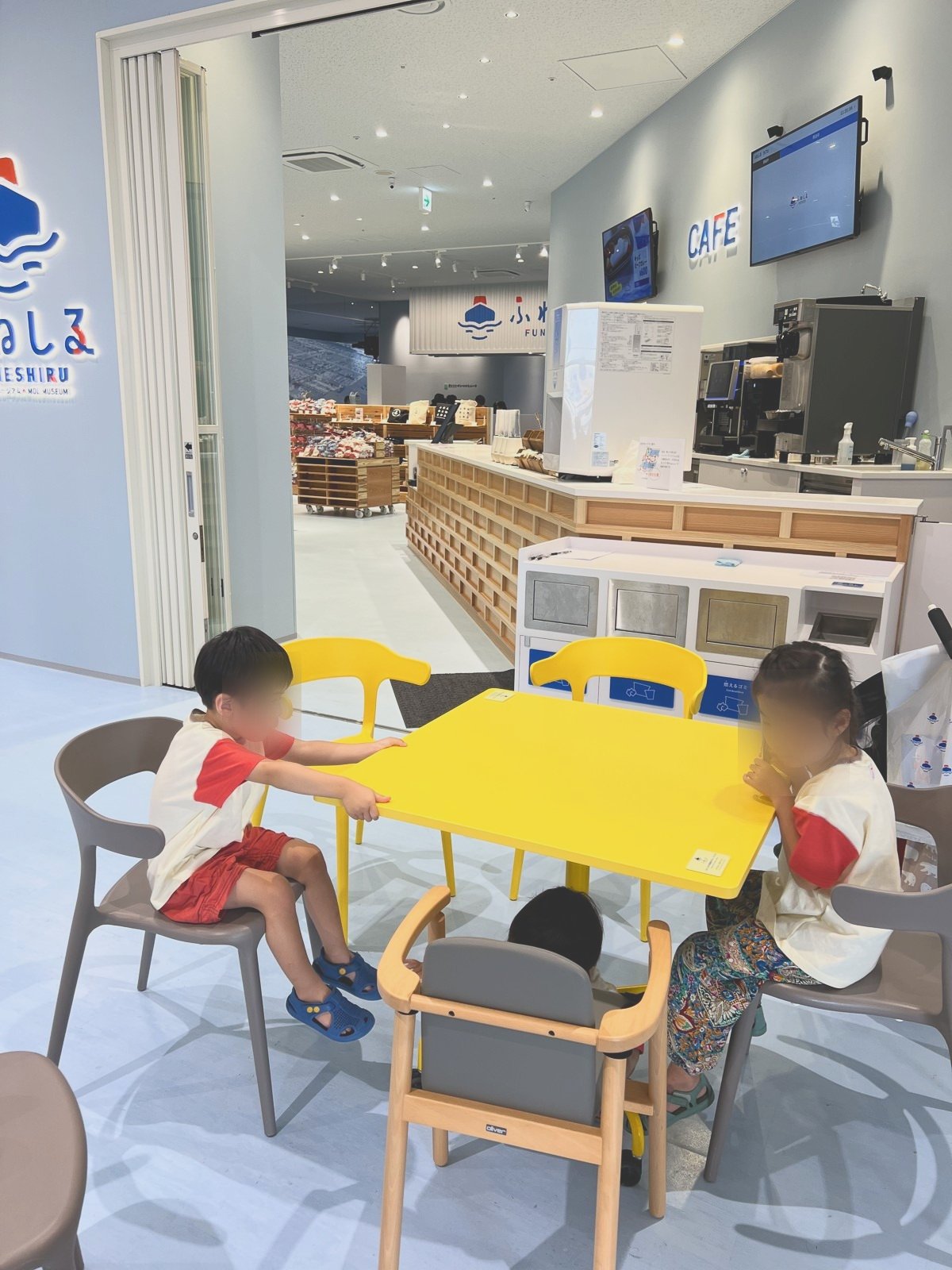 黄色いテーブルで座る子どもたち