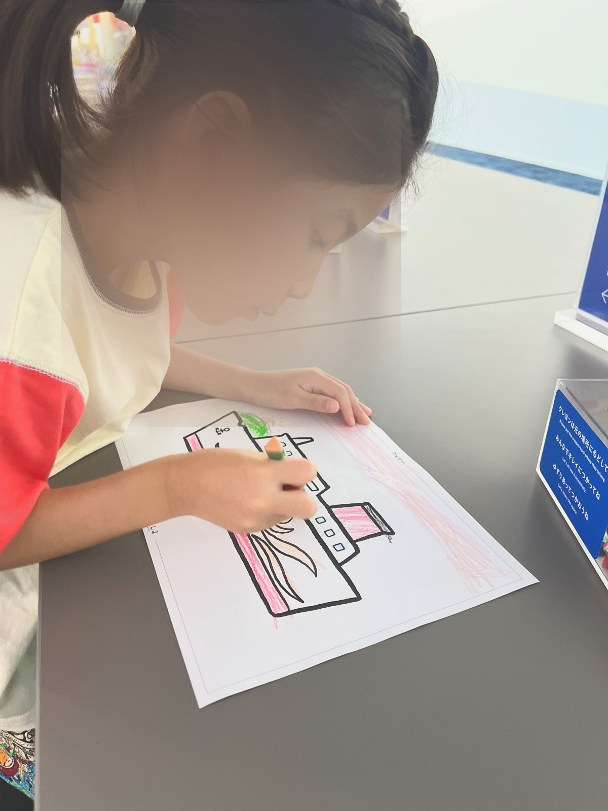 用紙に絵を描く子ども
