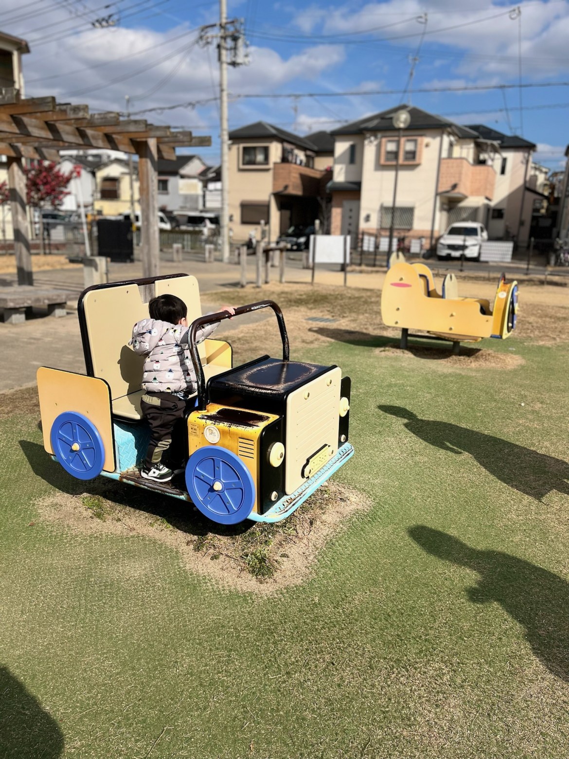 車の形をした乗り物遊具