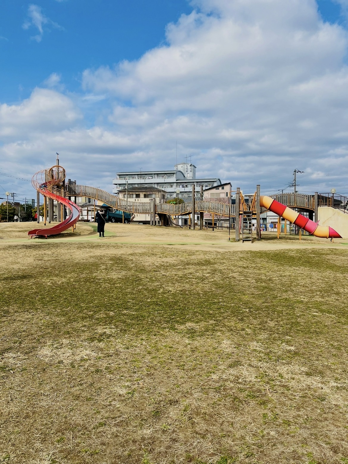 ふれあい緑地(豊中)はローラー滑り台がある?飛行機が真上を飛ぶ大きな公園