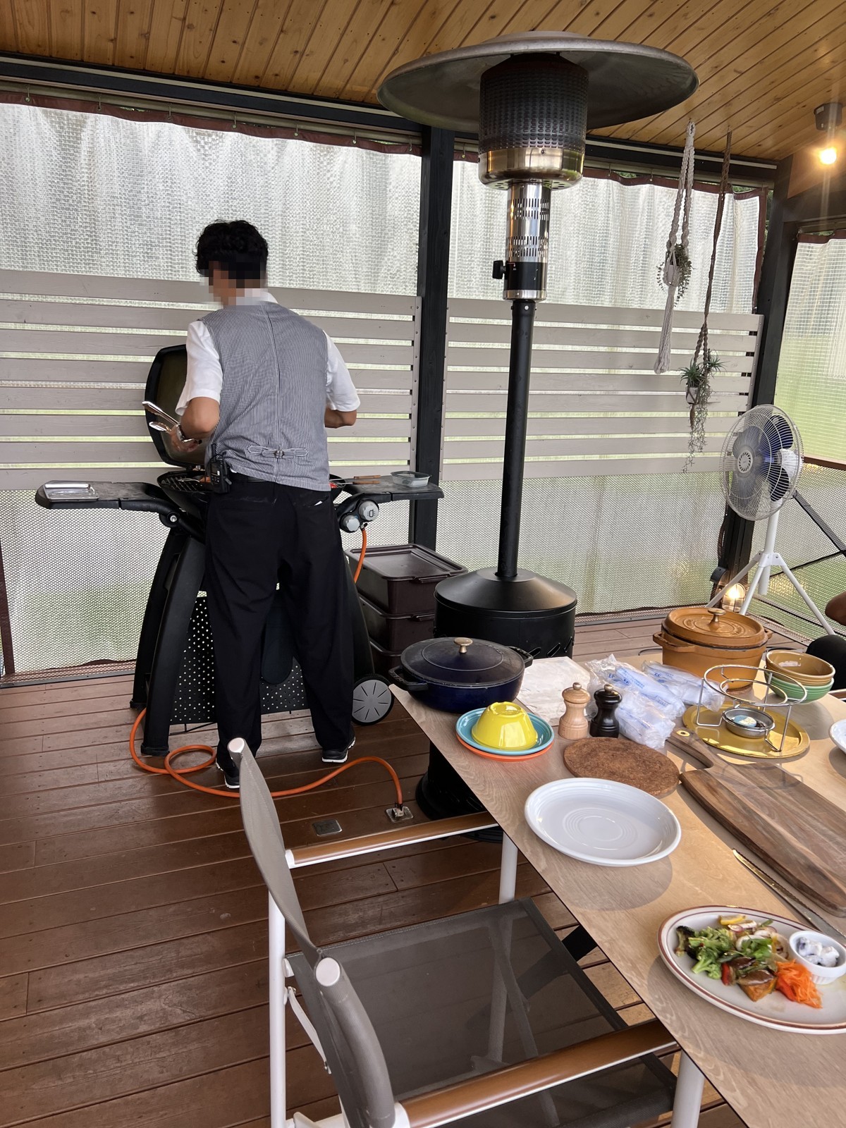 デッキで夕食を調理してくれているところ。薪ストーブとダッチオーブンが並ぶ