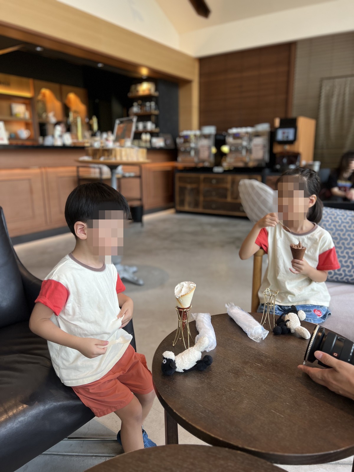 ラウンジでソフトクリームを食べる子どもたち