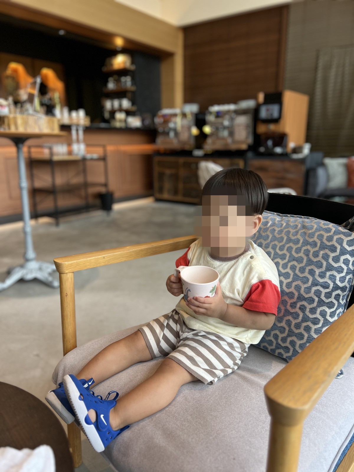 ラウンジのソファでドリンクを飲む子ども